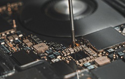 Telefon podłączony do zasilacza.