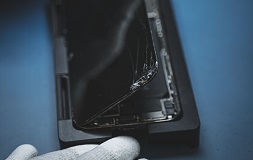 Telefon z widocznymi komponentami, widoczna płyta główna i aparaty.